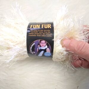 YARN Lion Brand Yarn Fun Fur Eyelash In Ivory,